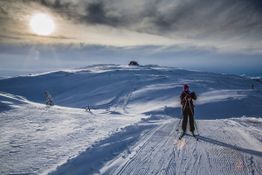 Skigåer som går på en av de mange løypene i fjellområdet rundt Lykkja hyttefelt