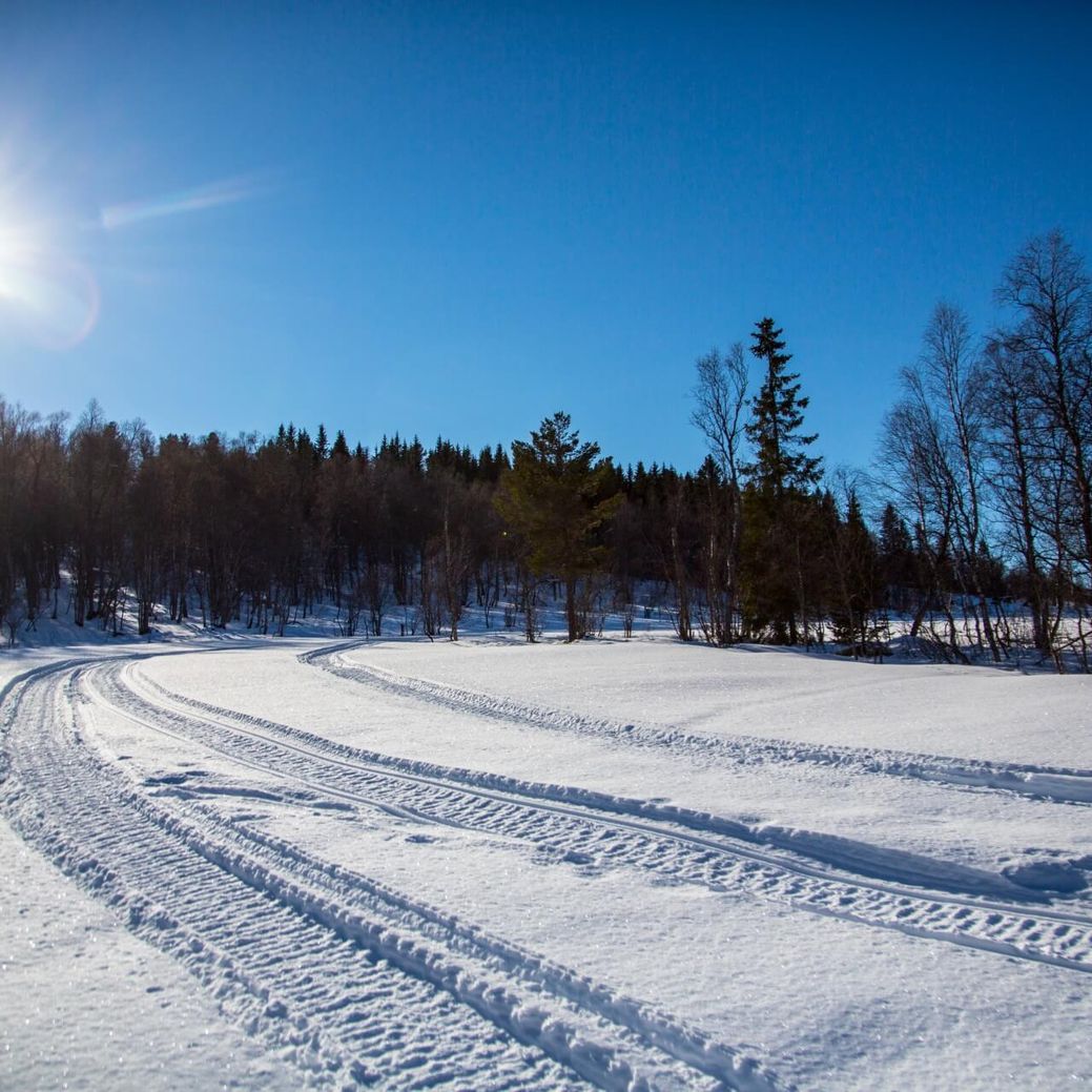 Solfylt vinterlandskap ved Lykkja hyttefelt