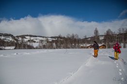 Personer som går over en snøkledd myr ved Lykkja hyttefelt