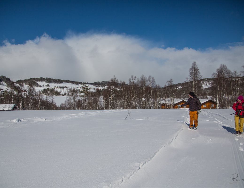 Personer som går over en snøkledd myr ved Lykkja hyttefelt