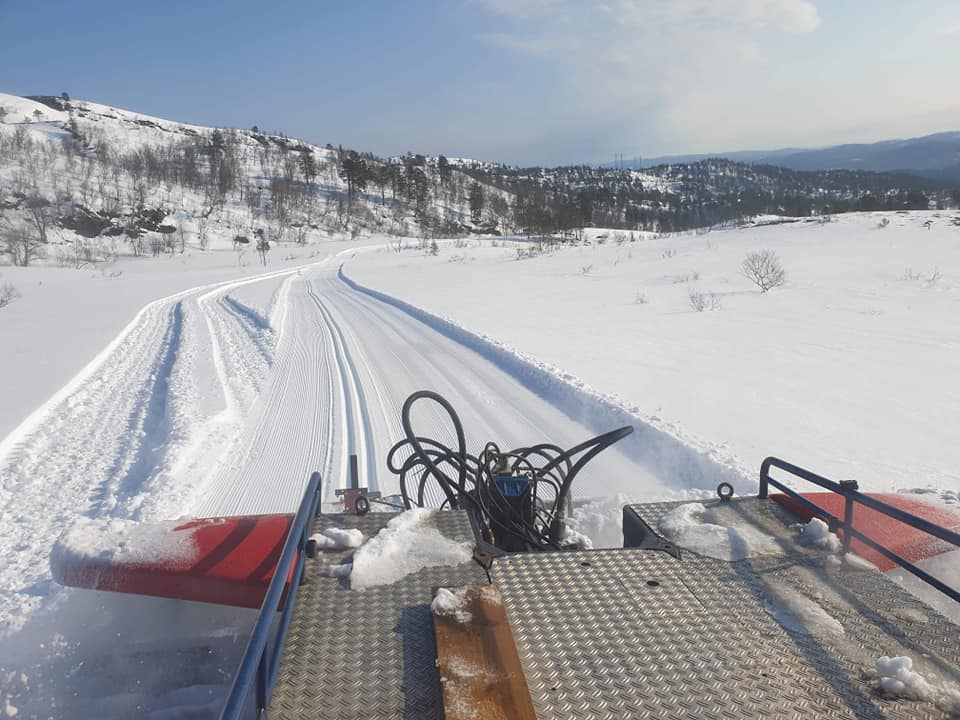 Tråkkemaskin i arbeid ved Garbergsfjellet i nydelig vær